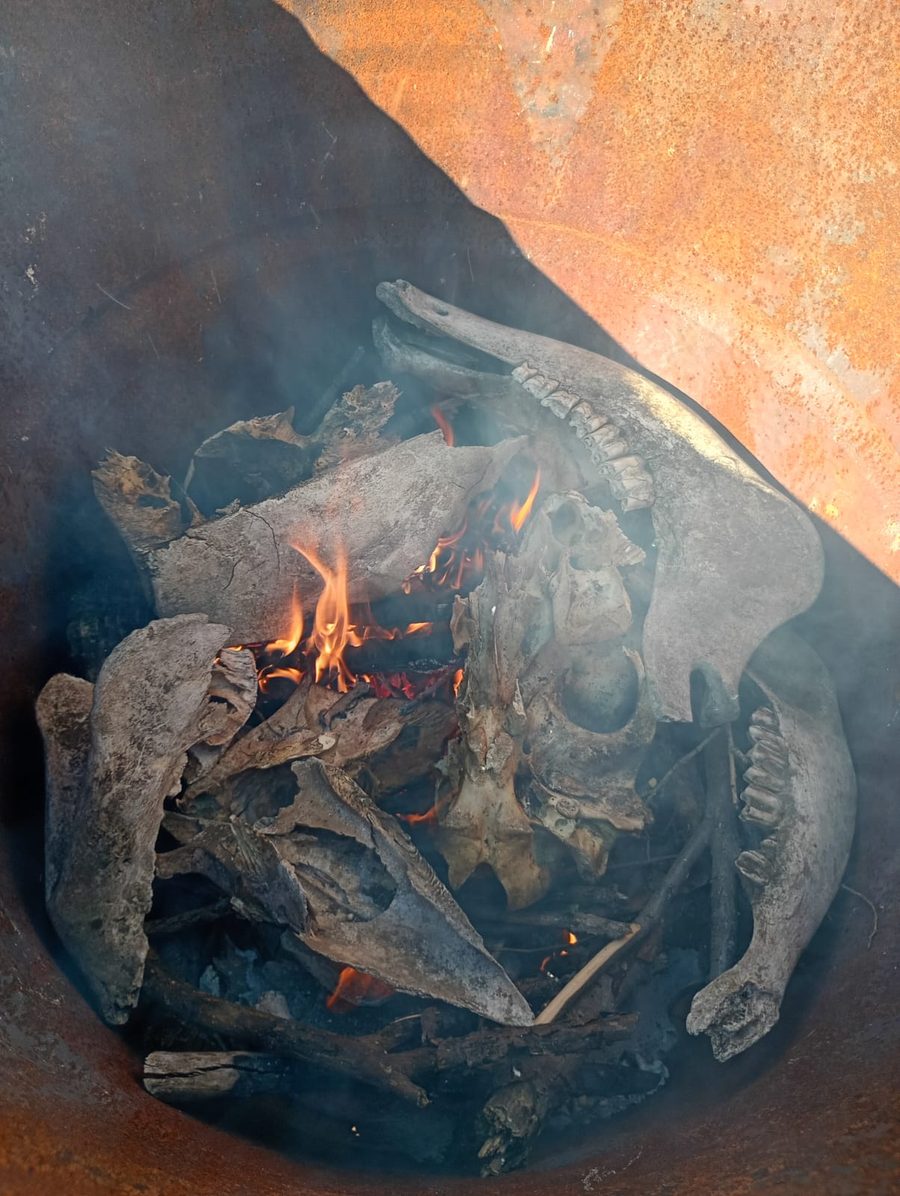 Quema de huesos en horno artesanal